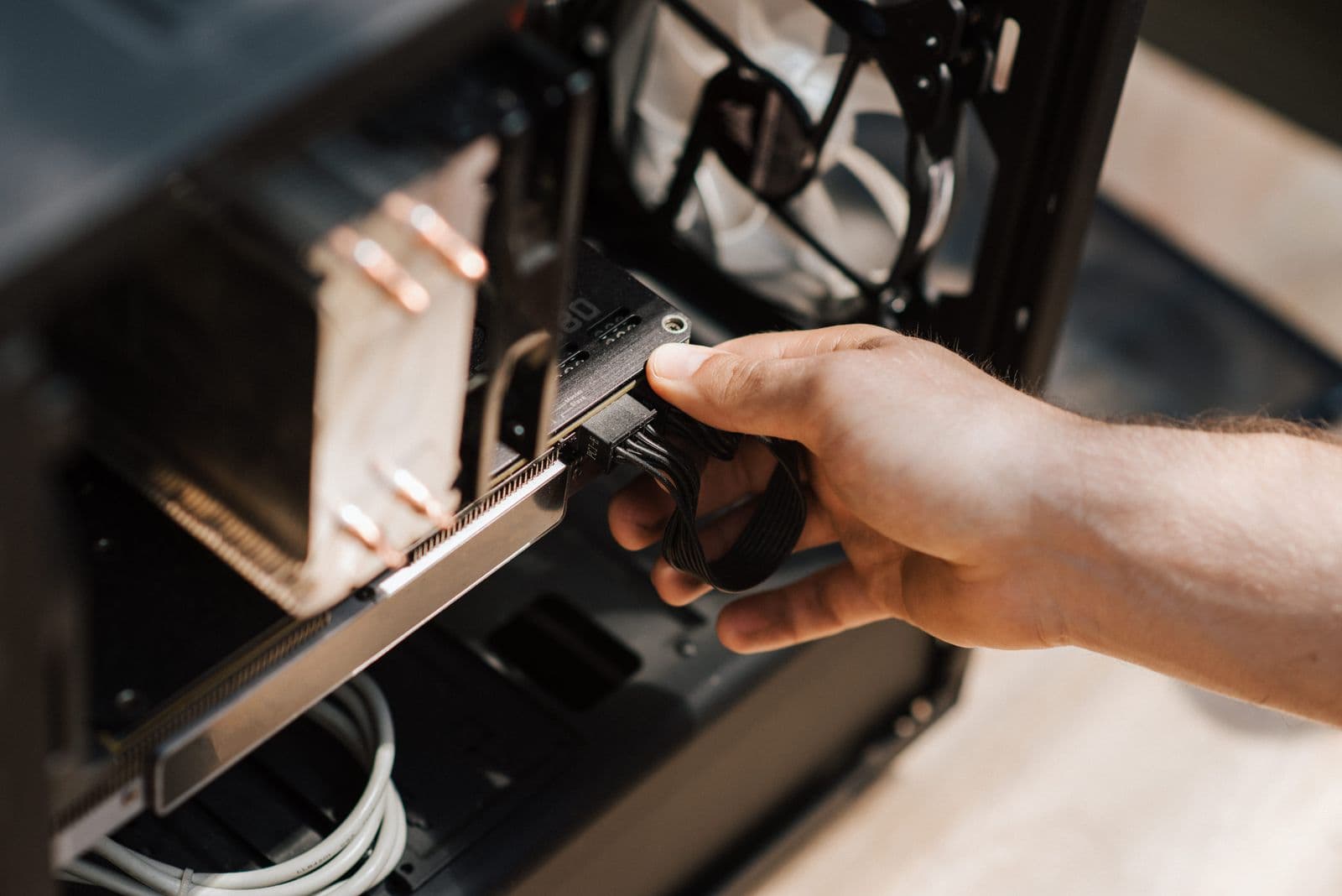 Installation soignée de la carte graphique lors du montage d'un PC gamer dans l'atelier