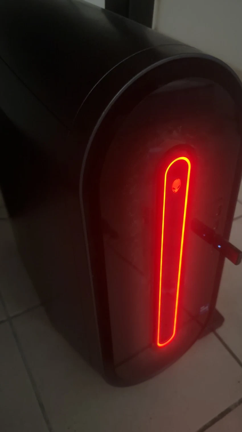 PC de bureau Alienware optimisé par MyPcFactory lors d'une upgrade, façade éclairée en rouge