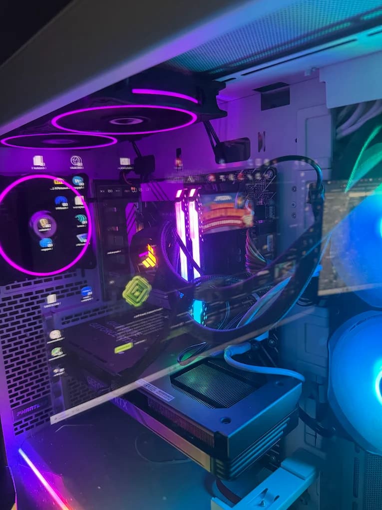 Intérieur d'un setup PC gamer monté par MyPcFactory avec éclairage RGB violet et carte graphique RTX