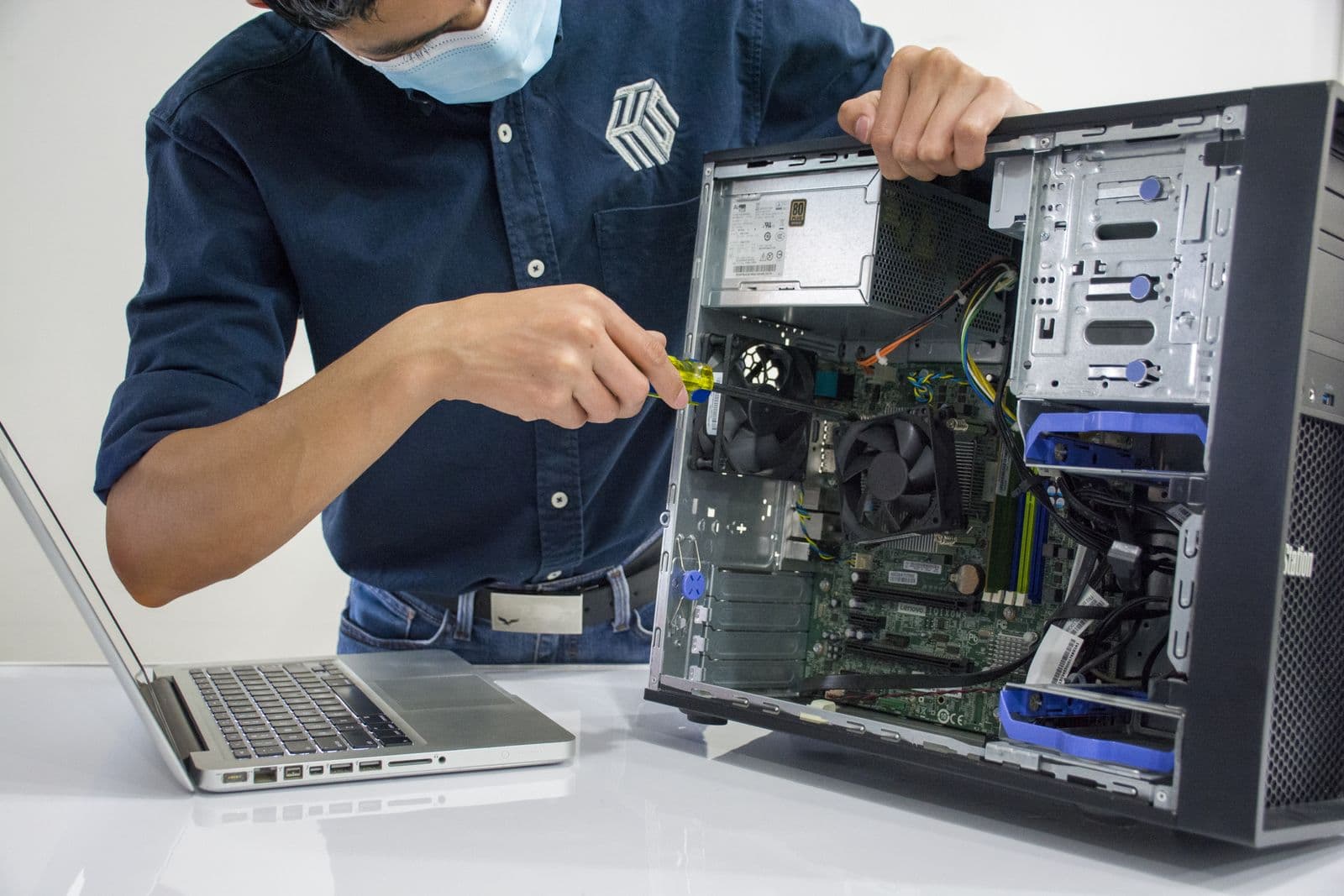 Échange et diagnostic du besoin avant le montage d’un PC gamer dans l’atelier près de Toulouse
