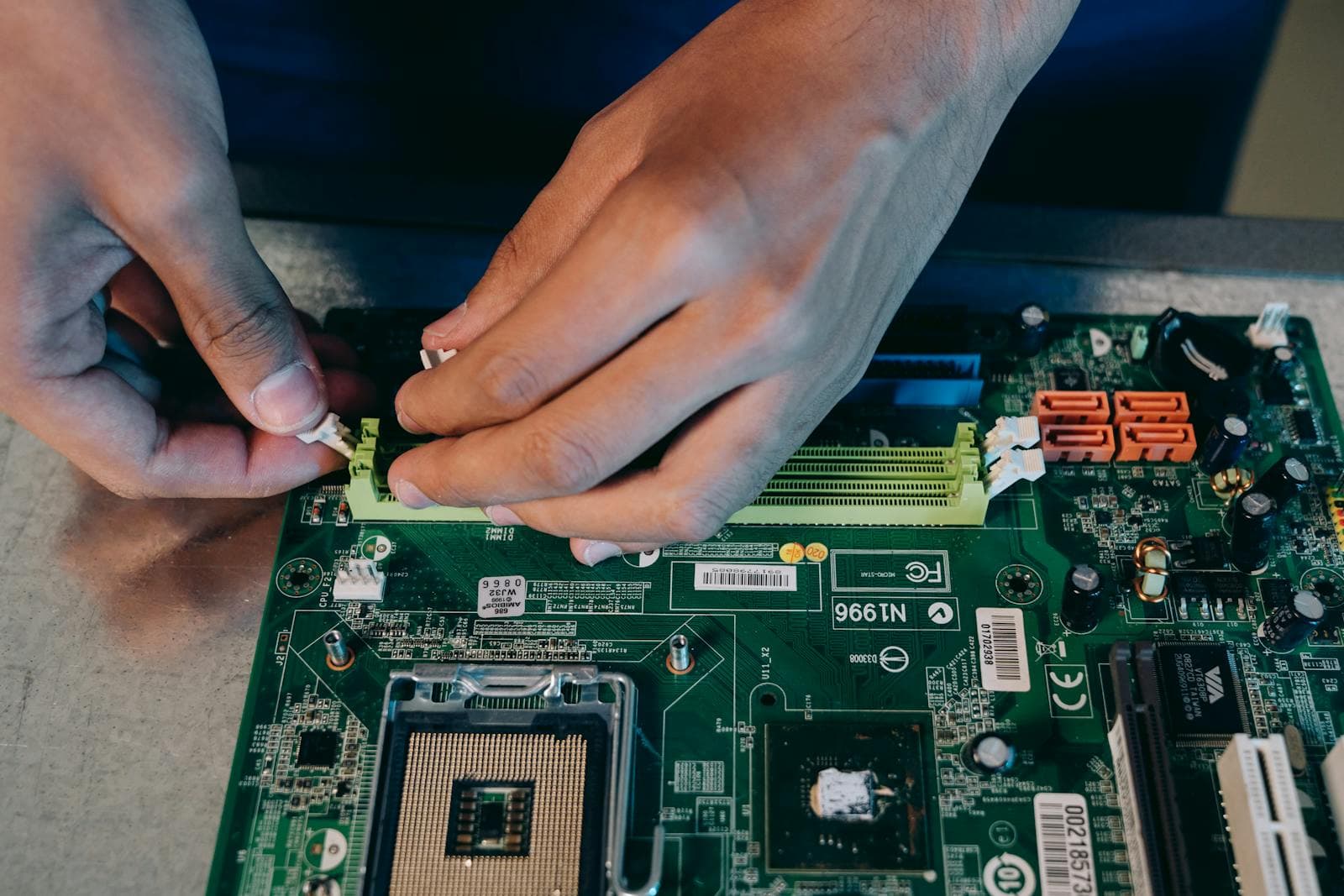 Mains assemblant le processeur sur la carte mère lors du montage d’un PC gamer